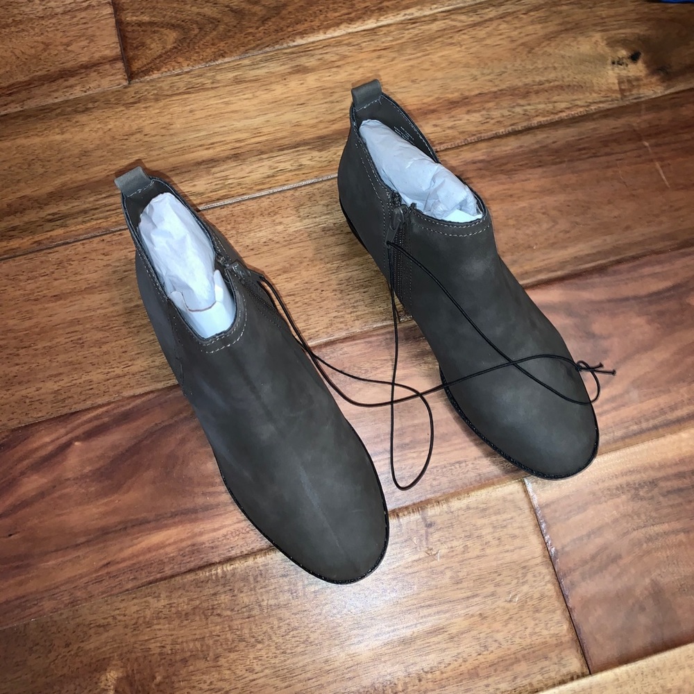 Women’s size 7 charcoal booties